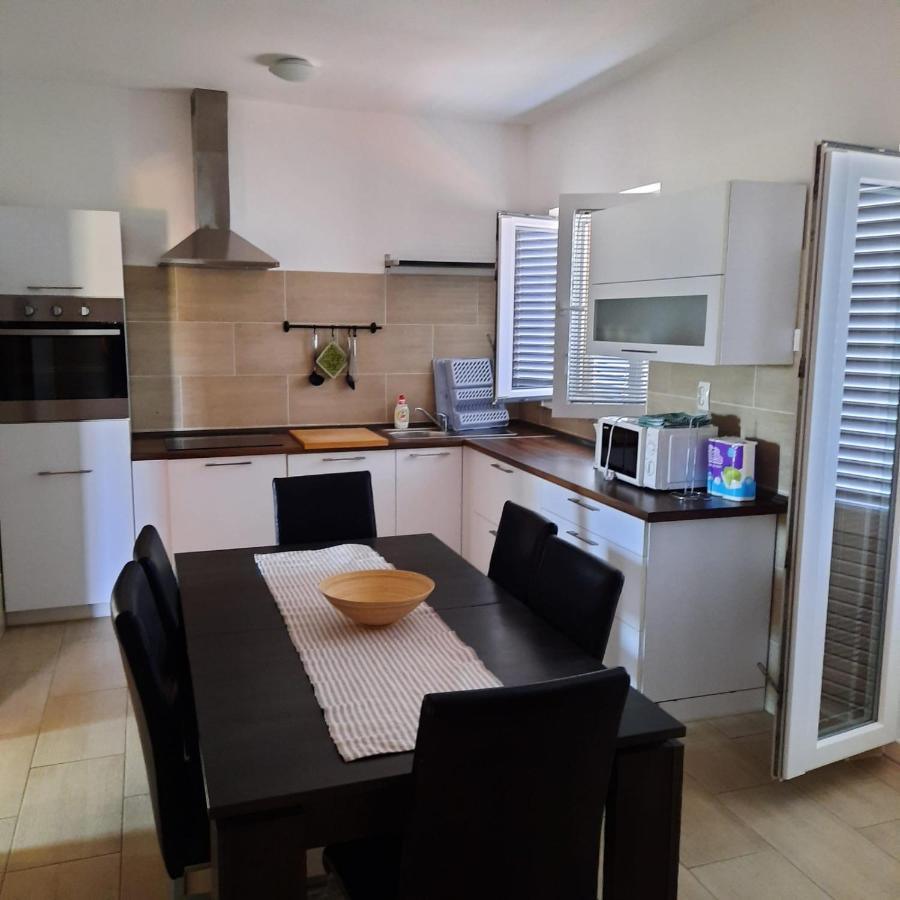 Apartmani Loli Ugljan Bagian luar foto