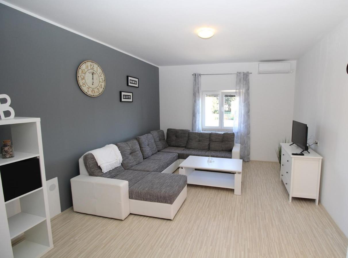 Apartmani Loli Ugljan Bagian luar foto