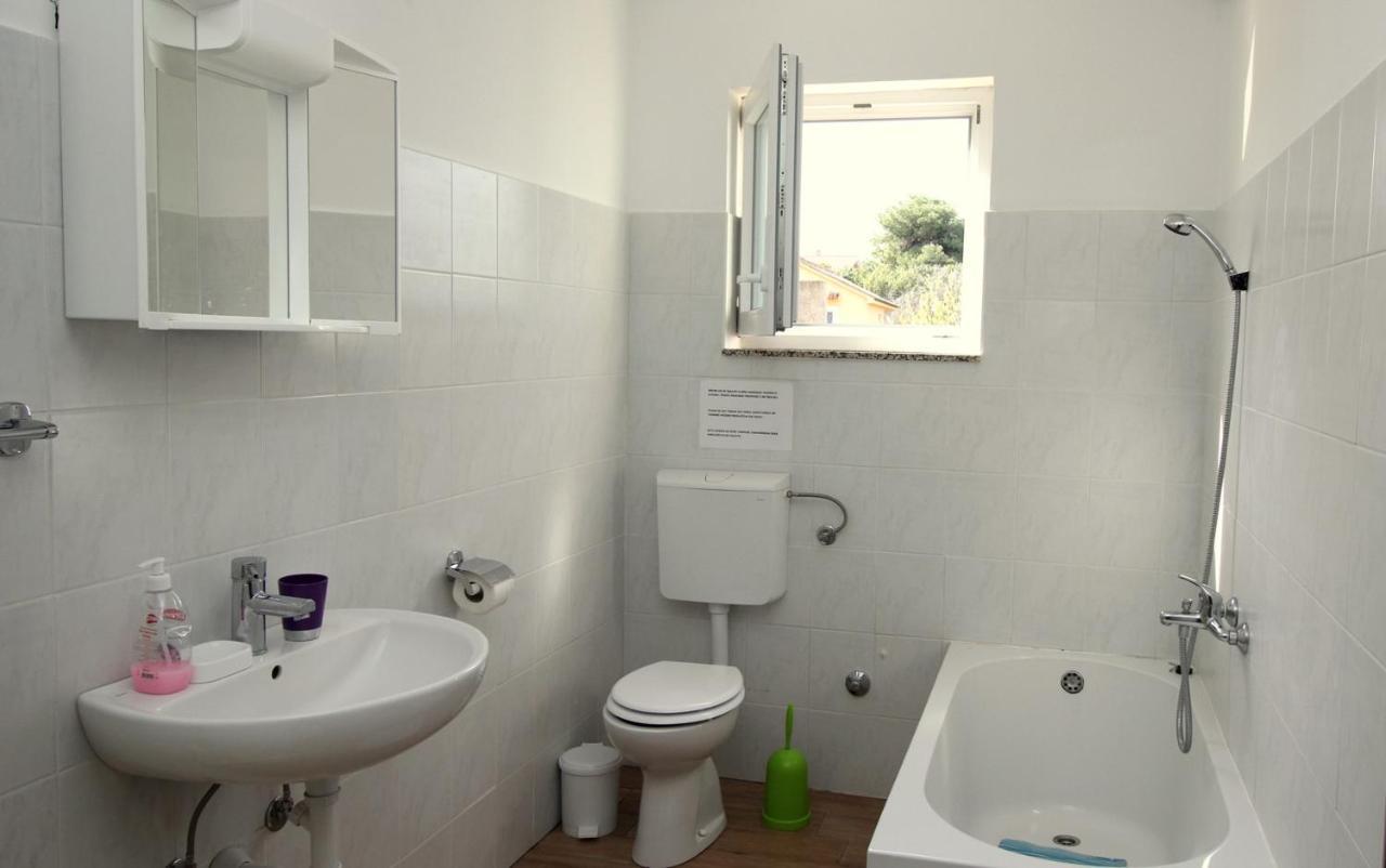 Apartmani Loli Ugljan Bagian luar foto